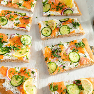 Smoked salmon flatbread